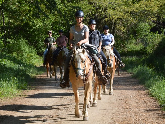 Group horseback riding ranch vacation in tuscany